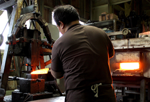 タダフサの工場は包丁の鍛造工程も公開