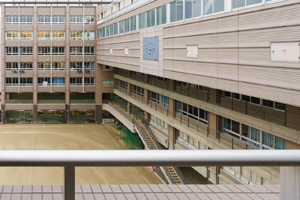 京都御池中の教室内からの一風景。低層階に入っている老人デイサービスセンターが見える