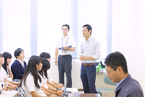 授業担当教諭の石井先生(右から３番)、コーディネーターの取釜氏(同２番目)による概要説明の後、佐々木氏による講義が始まった
