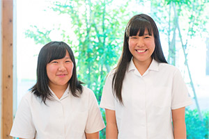 海星高校２年　梶村莉子さん（左）と濱田真代さん（右）