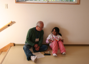 地域の支援者と一緒に読書をする外国ルーツの子ども（磐田市）