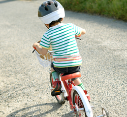 補助輪自転車に乗る少年